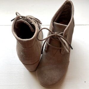 Toms suede lace up booties size 5.5